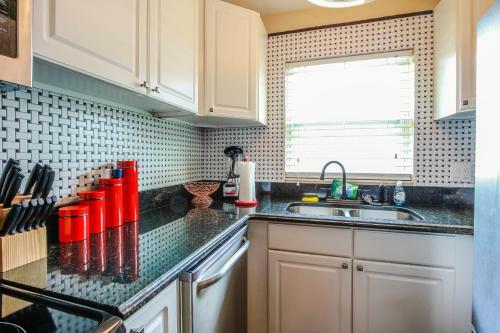 Gulf Access #e 2-bedroom W/ Heated Pool