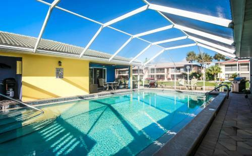 Gulf Access #e 2-bedroom W/ Heated Pool