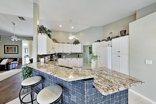 Waterfront Oasis - Private Caged Pool, Spa & Dock Home