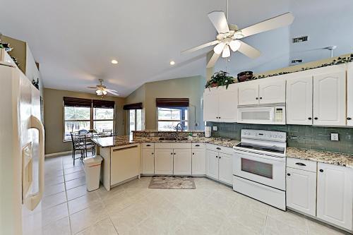 Waterfront Oasis - Private Caged Pool, Spa & Dock Home