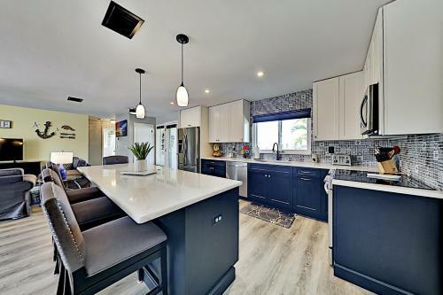 Coral Sunrise - Canal Home With Private Pool Home