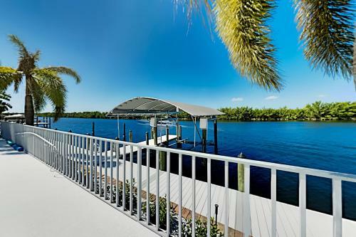 Apartamento Coral & Sandal - 2 Waterfront Units - Pool & Lanai Duplex