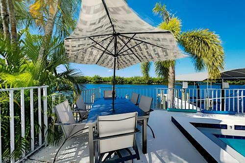 Apartamento Coral & Sandal - 2 Waterfront Units - Pool & Lanai Duplex