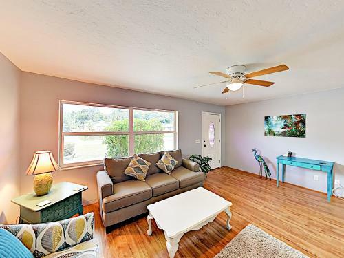 New Listing! Peacock Place 2br 1ba, Sleeps 4 Home