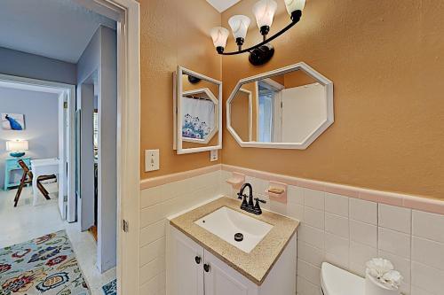 New Listing! Peacock Place 2br 1ba, Sleeps 4 Home