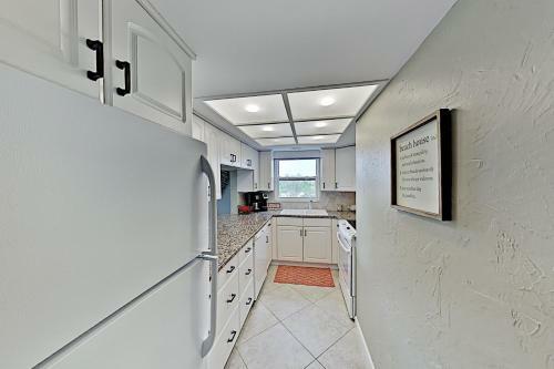 Apartamento New Listing! Waterfront Condo With Pool & Dock Condo