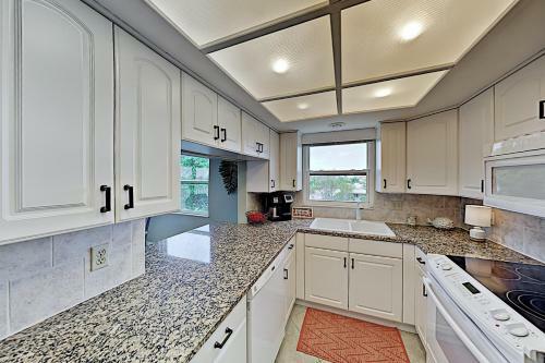 Apartamento New Listing! Waterfront Condo With Pool & Dock Condo