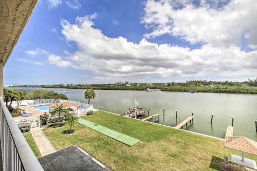 Apartamento Indian Shores Condo With Balcony And Pool Access!
