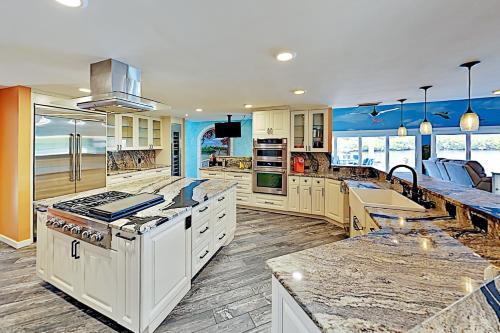 Waterfront Home With Pool, Hot Tub & Kayaks Home