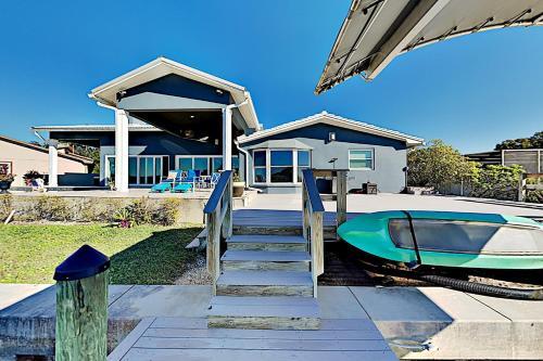 Waterfront Home With Pool, Hot Tub & Kayaks Home