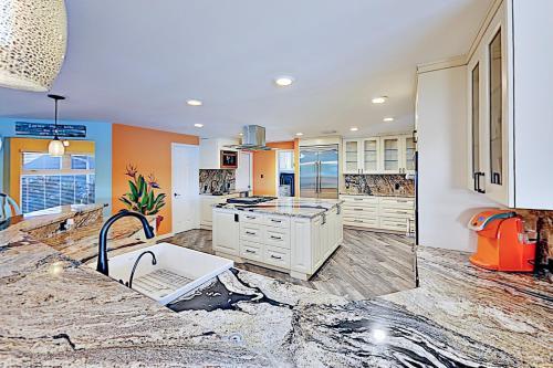 Waterfront Home With Pool, Hot Tub & Kayaks Home