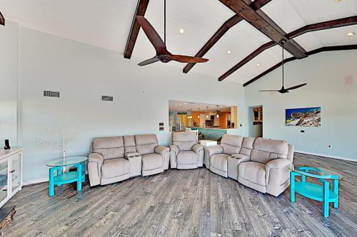Waterfront Home With Pool, Hot Tub & Kayaks Home