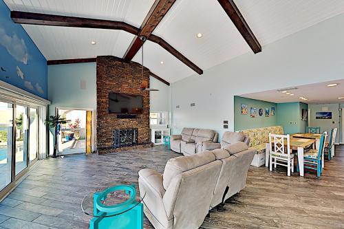 Waterfront Home With Pool, Hot Tub & Kayaks Home