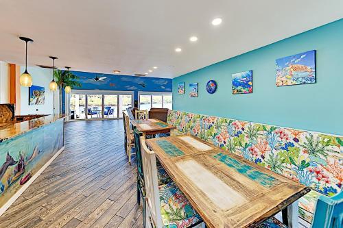 Waterfront Home With Pool, Hot Tub & Kayaks Home
