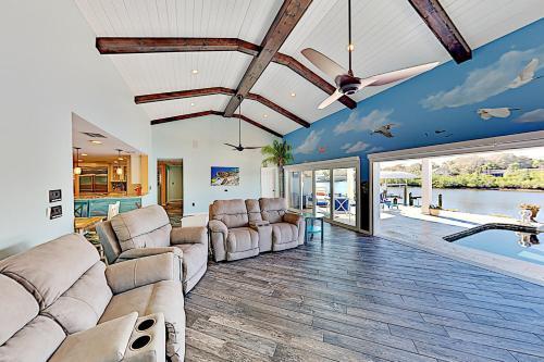 Waterfront Home With Pool, Hot Tub & Kayaks Home