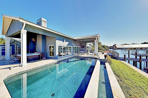 Waterfront Home With Pool, Hot Tub & Kayaks Home