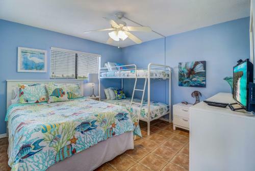 Apartamento New Listing! Beachfront Perch With Pool & Balcony Condo