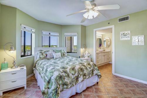 Apartamento New Listing! Beachfront Perch With Pool & Balcony Condo