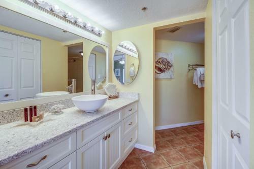 Apartamento New Listing! Beachfront Perch With Pool & Balcony Condo