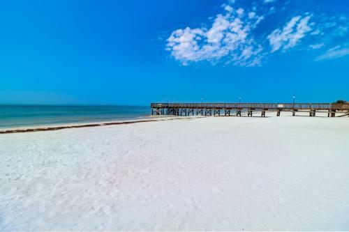 Apartamento New Listing! Beachfront Perch With Pool & Balcony Condo