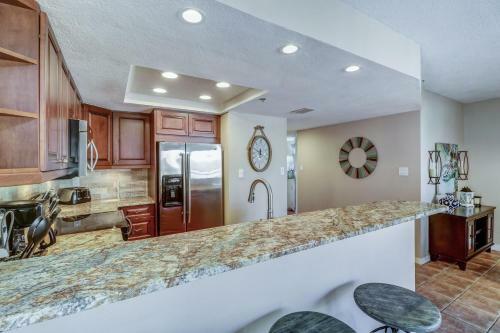 Apartamento New Listing! Beachfront Perch With Pool & Balcony Condo