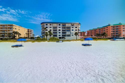 Apartamento New Listing! Beachfront Perch With Pool & Balcony Condo