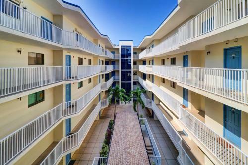Apartamento New Listing! Beachfront Perch With Pool & Balcony Condo