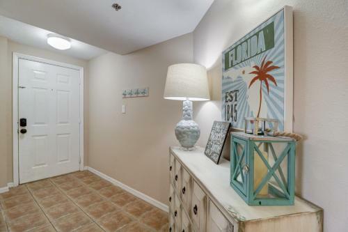 Apartamento New Listing! Beachfront Perch With Pool & Balcony Condo