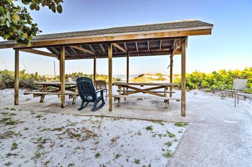 Indian Shores Cottage With Cabana - Steps To Beach!