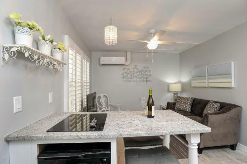 Island Vibes III - Weekly Vacation Rental Cottage