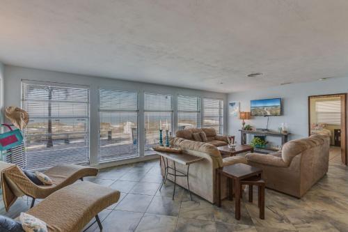 Gulf Sunset Oasis - Beach Front Apts