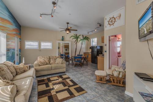 Gulf Sunset Oasis - Beach Front Apts