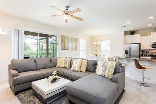 Beautiful Vacation Home With Private Pool And Garage St4328