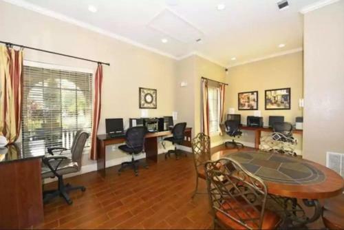 Beautiful 4 Bedroom 3 Bath Condo In Bella Piazza