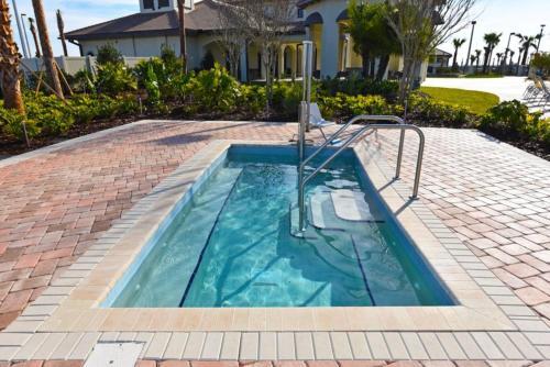 Eight-bedroom Villa 9040