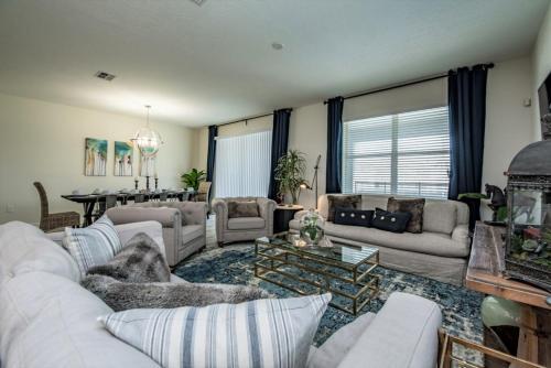 Eight-bedroom Villa 9040