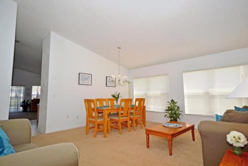 Hampton Lakes 215824