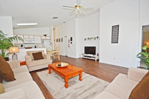 Hampton Lakes 215824