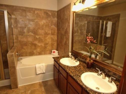 Ground Floor 4 Bedroom 3 Bath Condo Sleeps 10