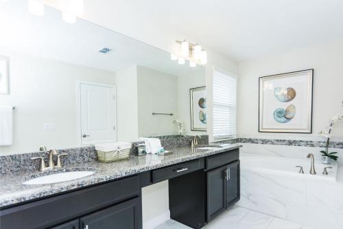 Modern Vacation Single Home With Themed Bedrooms Cg1593