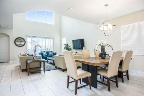 Modern Vacation Single Home With Themed Bedrooms Cg1593