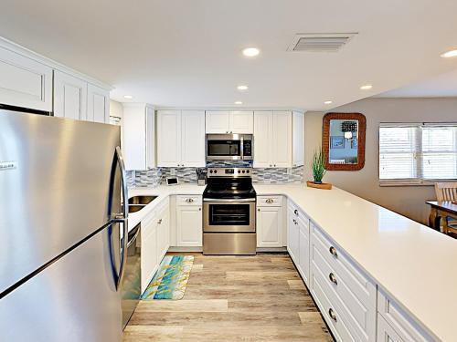Apartamento New Listing! Oceanfront Condo - Walk To Beach Condo
