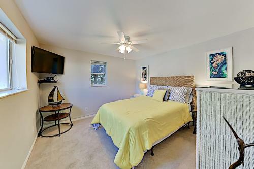 Apartamento Steps To Beach! Sparkling Retreat, Fenced Backyard Duplex