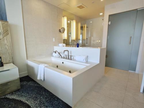 Modern Luxury Beach Hotel 1 Bedroom Corner With Views 901