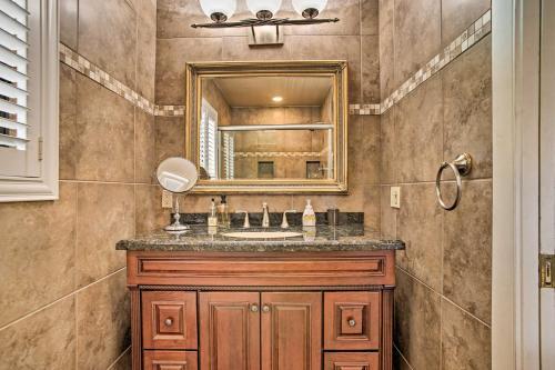Updated And Private Oakland Park Home About 2 Mi To Beach