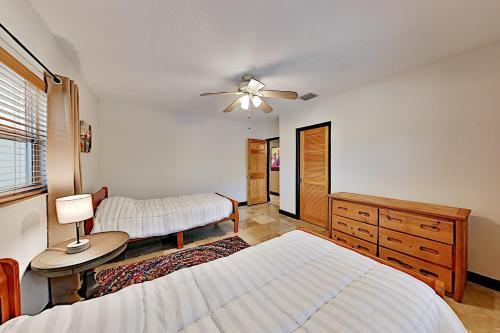 Tropical Retreat - Heated Pool, Spa, Walk To Beach Home