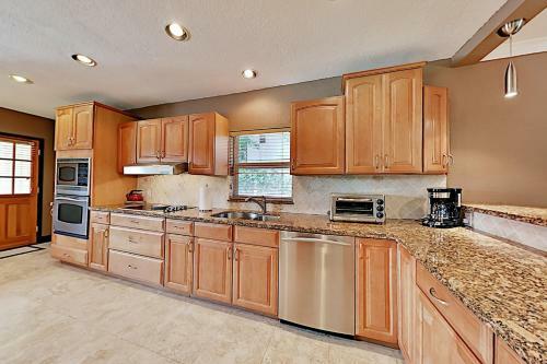 Tropical Retreat - Heated Pool, Spa, Walk To Beach Home