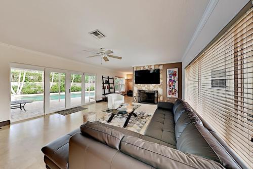 Tropical Retreat - Heated Pool, Spa, Walk To Beach Home