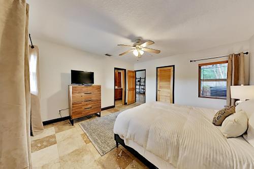 Tropical Retreat - Heated Pool, Spa, Walk To Beach Home