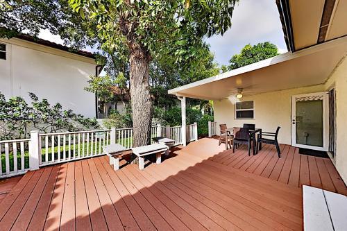 Tropical Retreat - Heated Pool, Spa, Walk To Beach Home